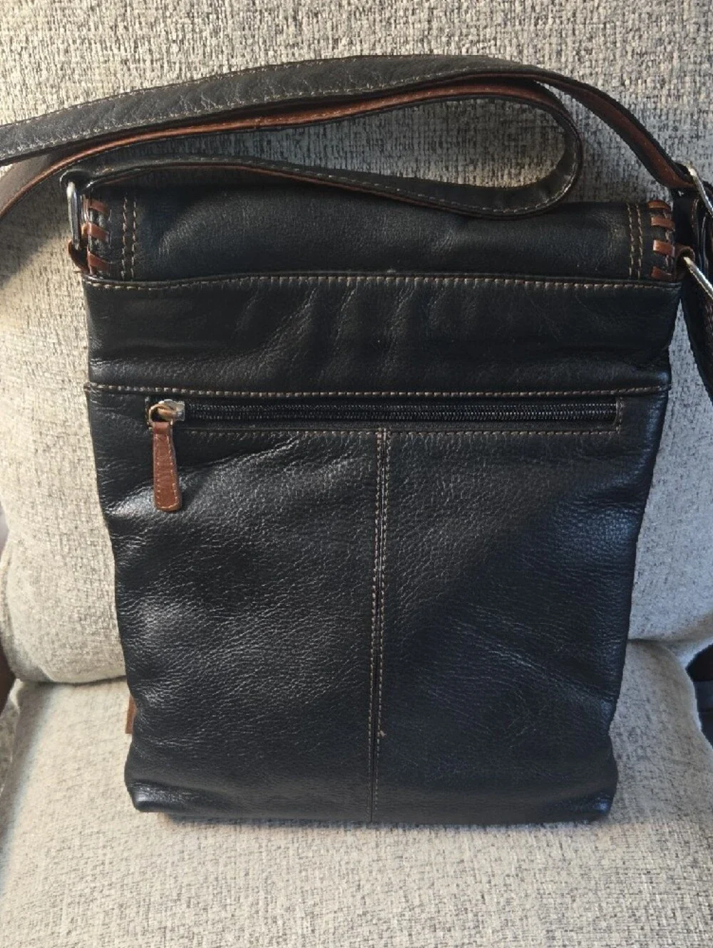 New YORK Leather Crossbody Bag with Whipstitched Contrasting Brown Trim 10 X 12